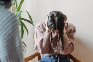 escuchar injurias